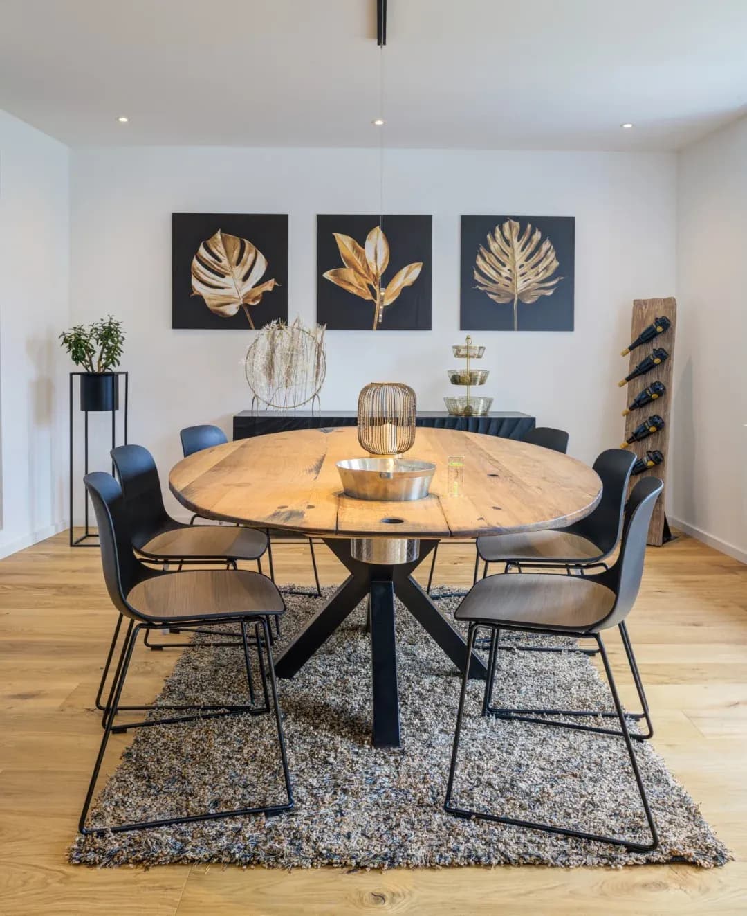 Table de repas massive en chêne avec plateau flottant dans un séjour ouvert