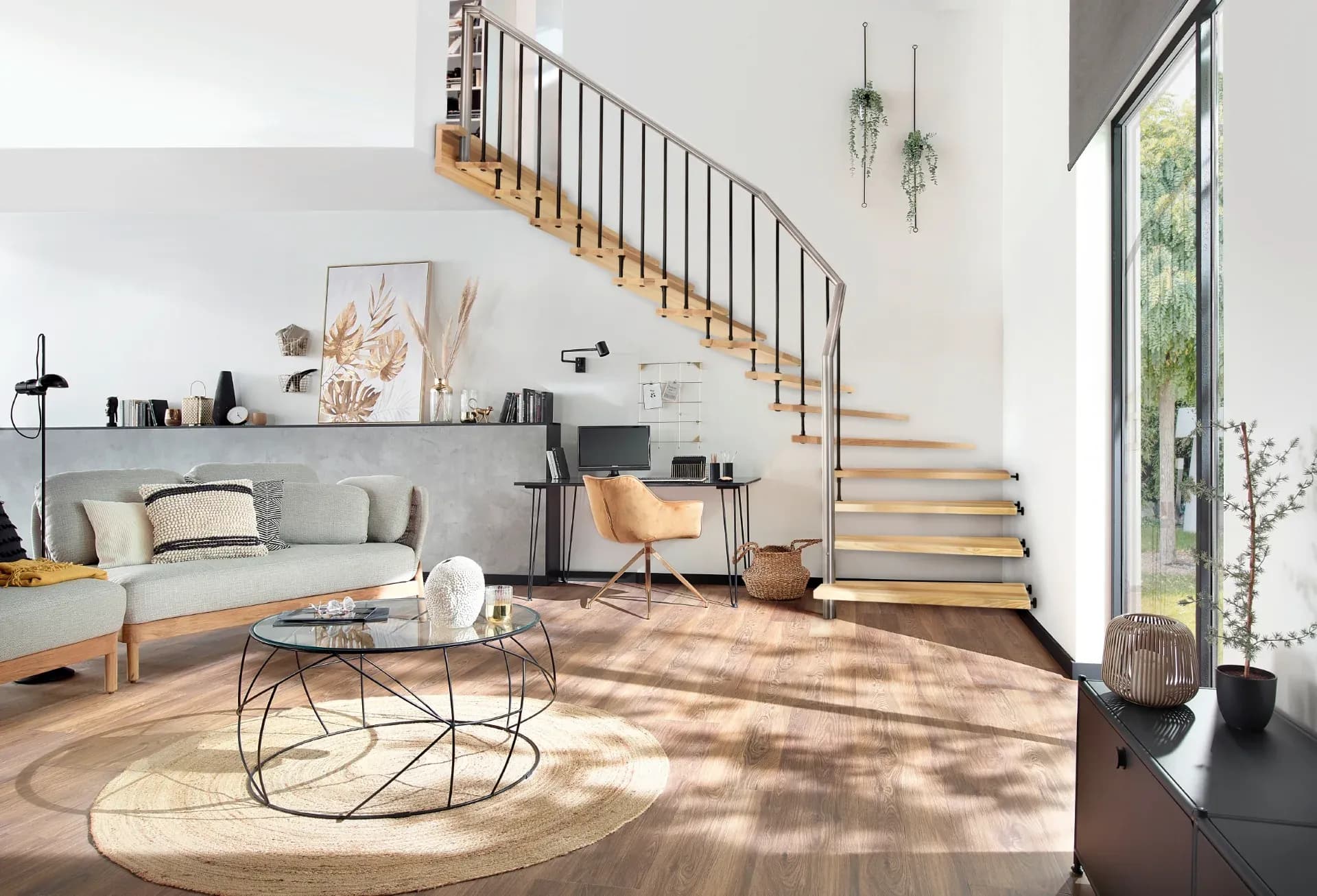Escalier système Star quart tournant avec main courante en inox et barreaux noirs dans un séjour lumineux
