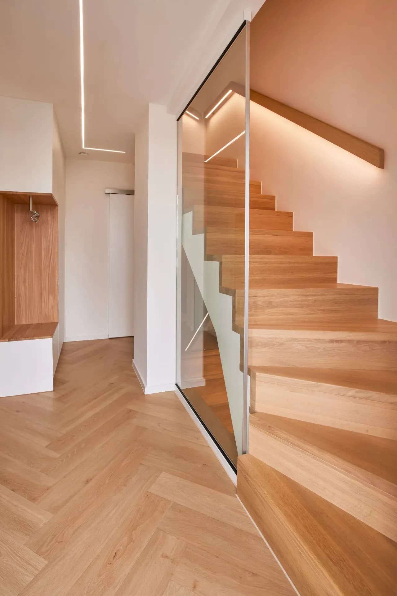 Vue du dessous des marches suspendues dans la cage d'escalier
