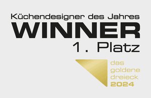 Badge de distinction « Küchendesigner des Jahres » (concepteur de cuisines de l'année), 1re place, concours national « Goldenes Dreieck » 2024