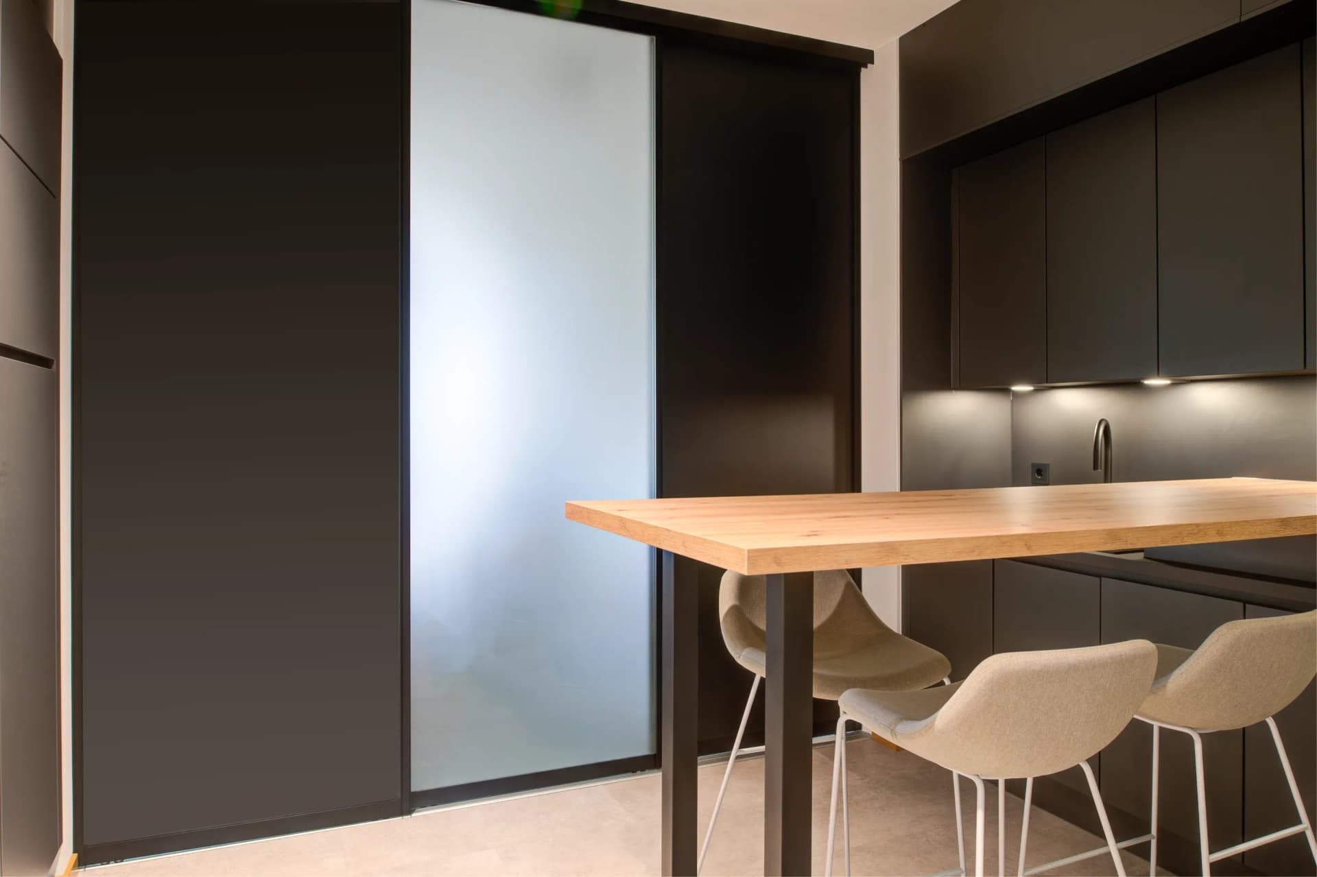 Cuisine de bureau avec table de réunion intégrée en version comptoir.