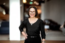 Portrait de Claudia Frey, fondée de pouvoir pour les concepts d'espace et le marketing chez Frey