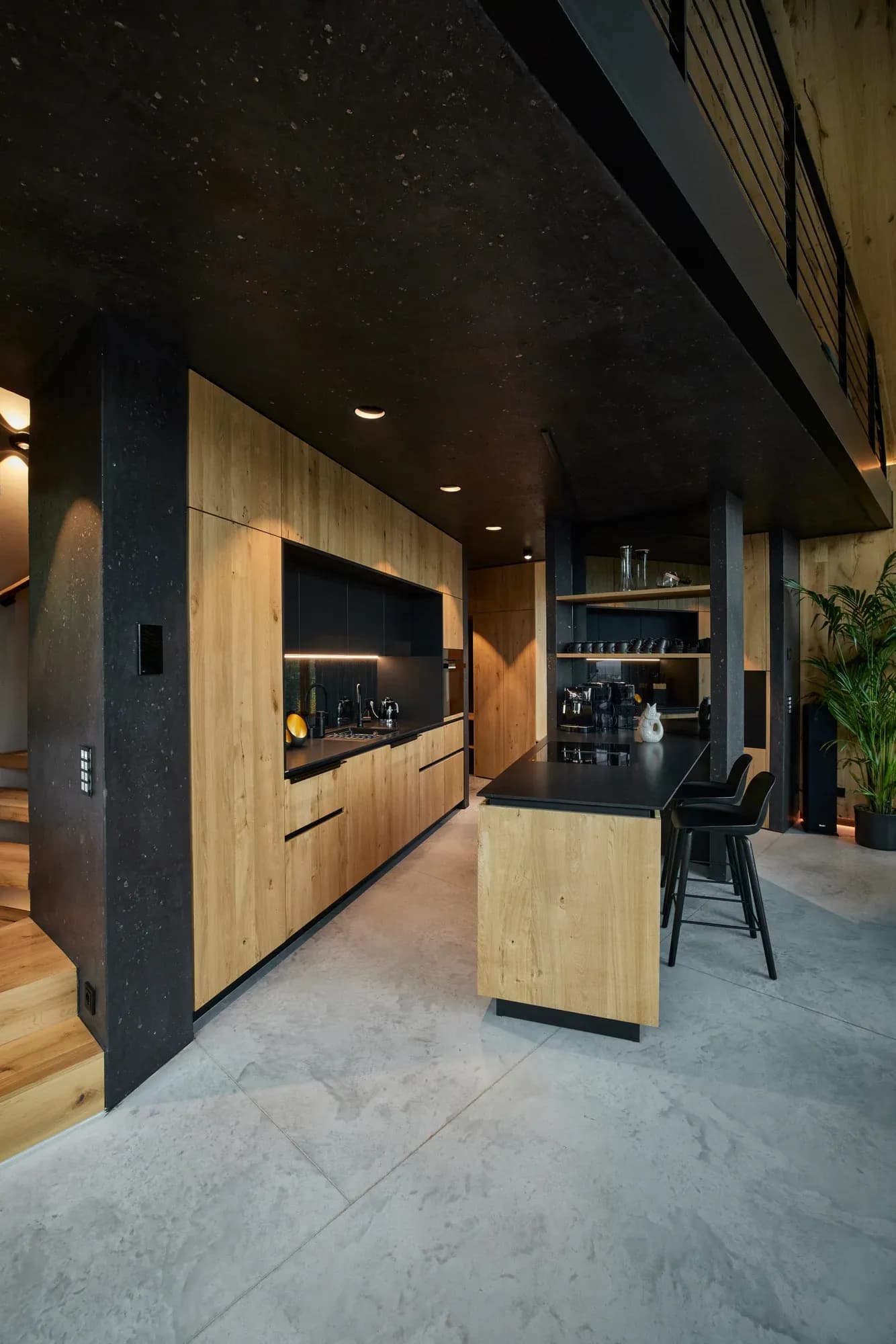 Espace de vie ouvert sur deux niveaux avec îlot de cuisine et galerie périphérique