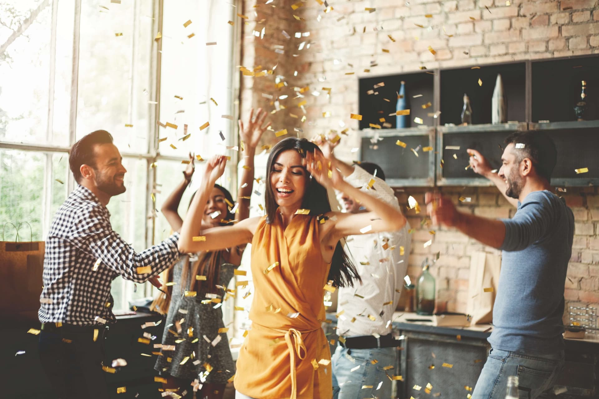 Fête joyeuse avec confettis dorés dans une cuisine ouverte sur séjour (image symbolique pour l'anniversaire)