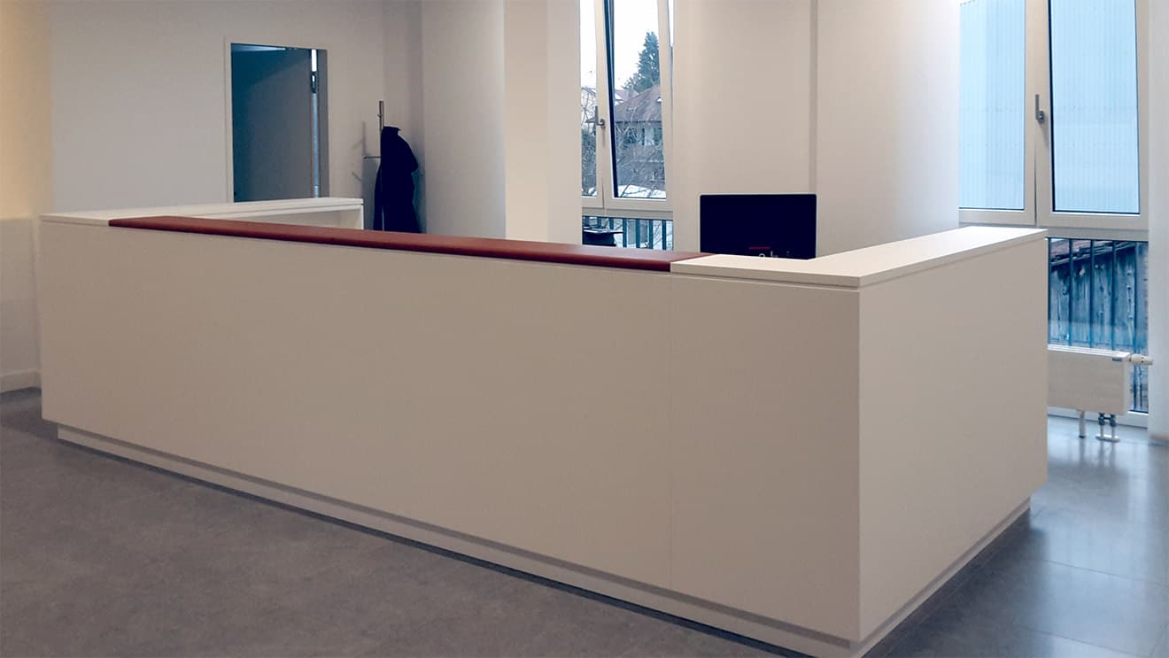 Comptoir d'accueil représentatif dans une étude notariale.
