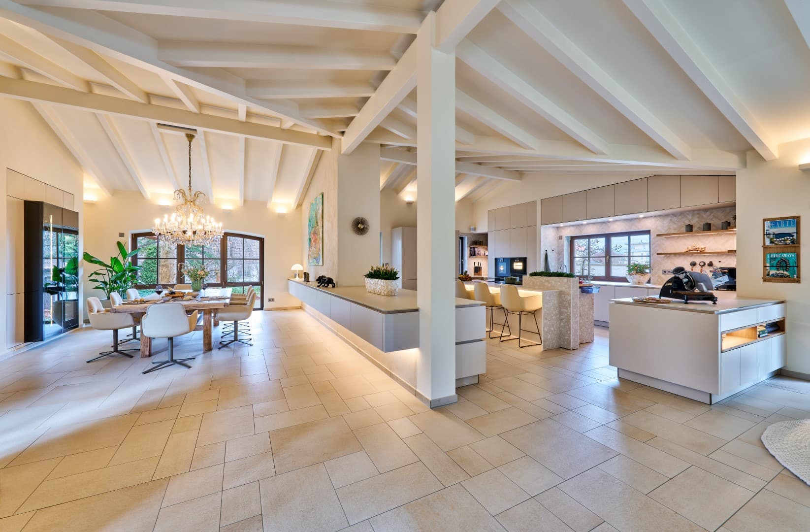 La cuisine ouverte sur le séjour de la famille Tews, avec un généreux coin salon, un éclairage moderne et une décoration élégante