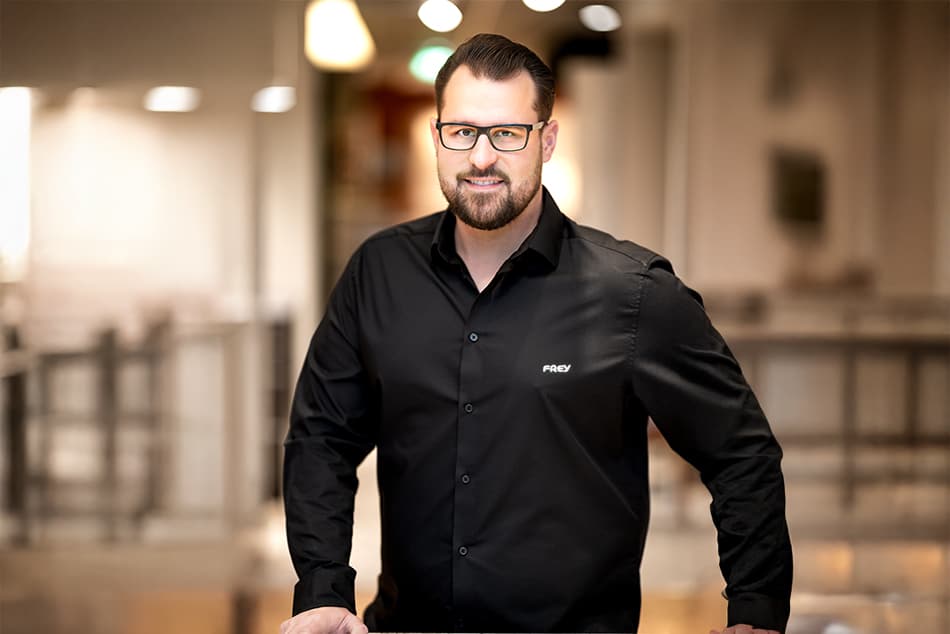 Portrait de Tobias Reichert, technicien du bois et conception d'agencement intérieur chez Frey