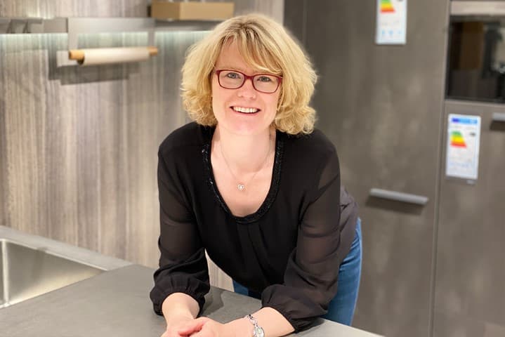 Portrait d'Yvonne Schreiner, conseillère spécialisée en cuisines et architecte chez Frey