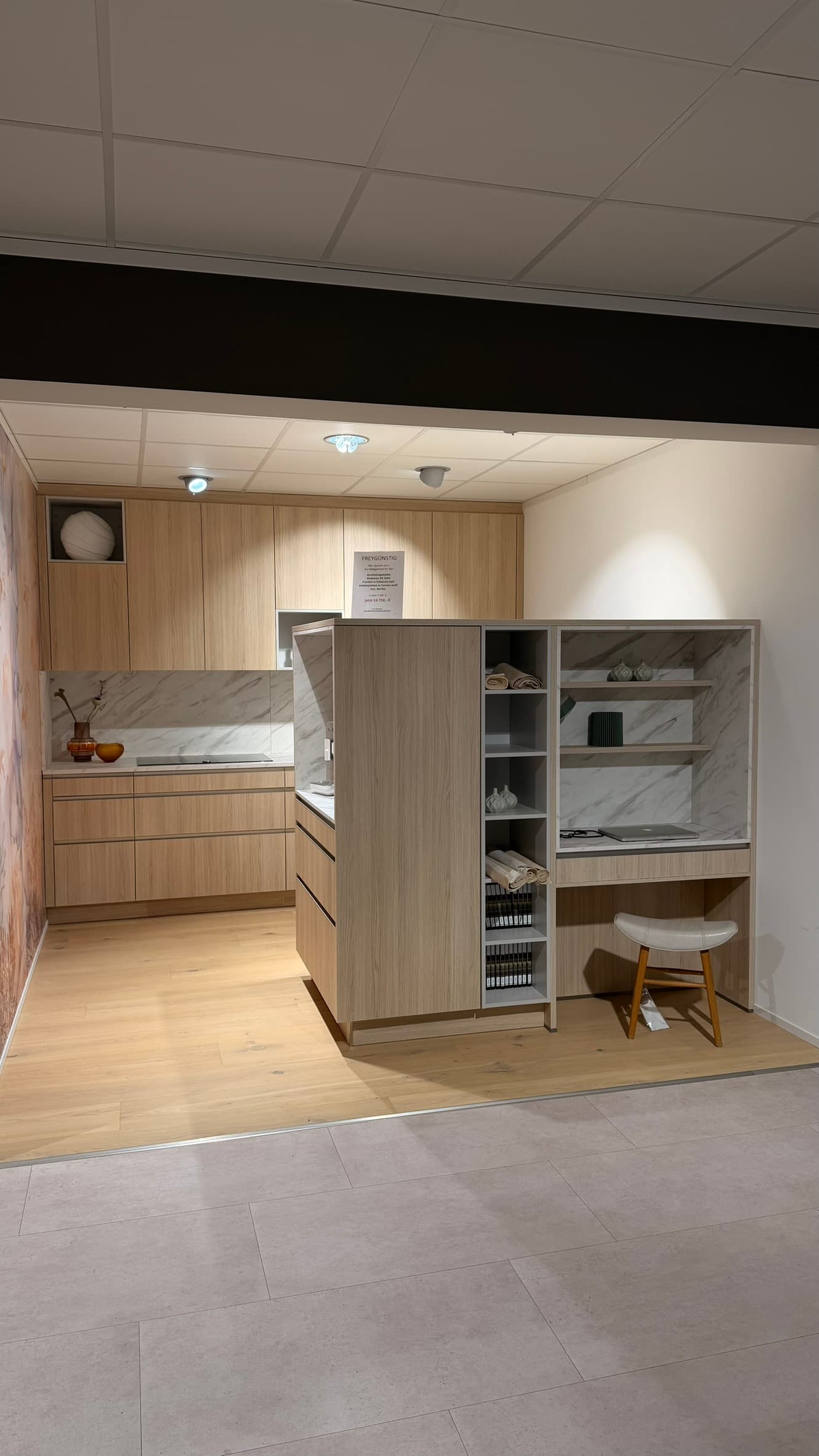 elementa AV 2040 en chêne clair avec plan de travail Carrara blanc — cuisine d'exposition chez Frey à Kandel