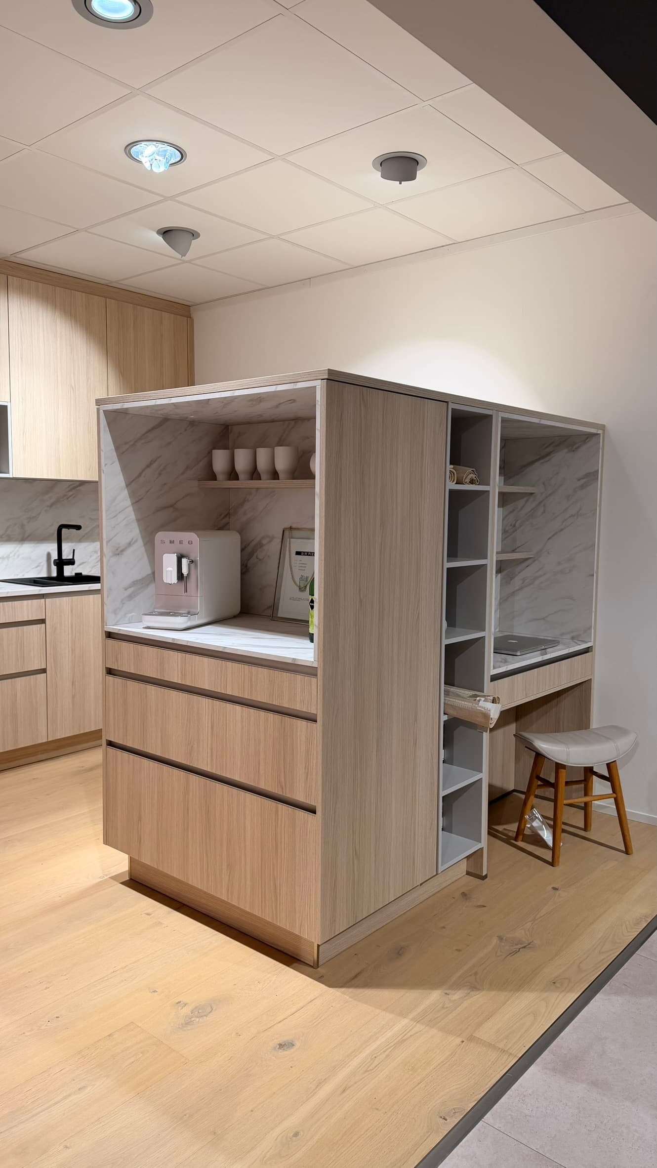 elementa AV 2040 en chêne clair avec plan de travail Carrara blanc — vue 3