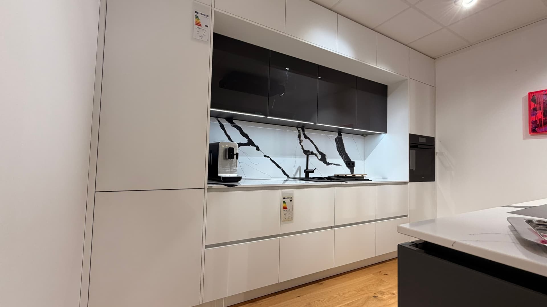 elementa Murano avec façades en verre et plan de travail en quartz, électroménager inclus — vue 4