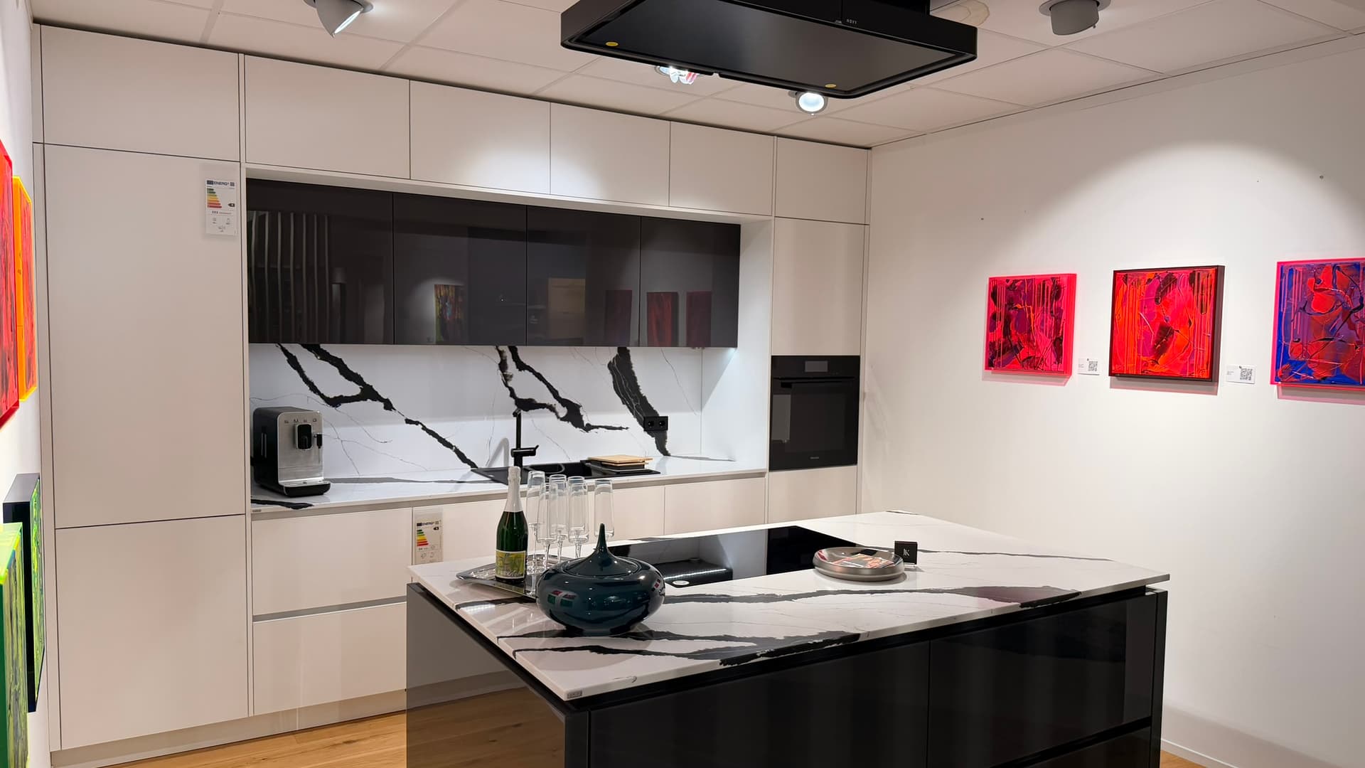 elementa Murano avec façades en verre et plan de travail en quartz, électroménager inclus — vue 2
