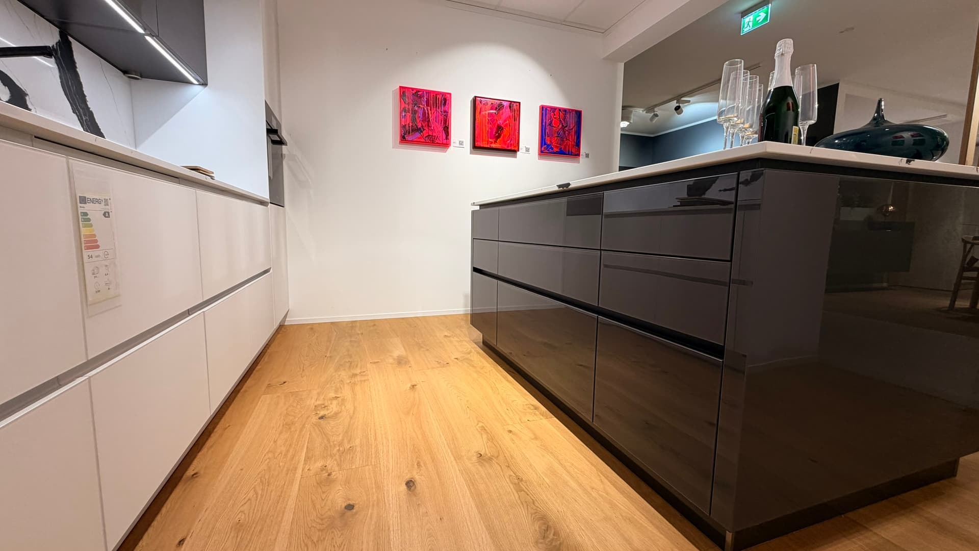 elementa Murano avec façades en verre et plan de travail en quartz, électroménager inclus — vue 3