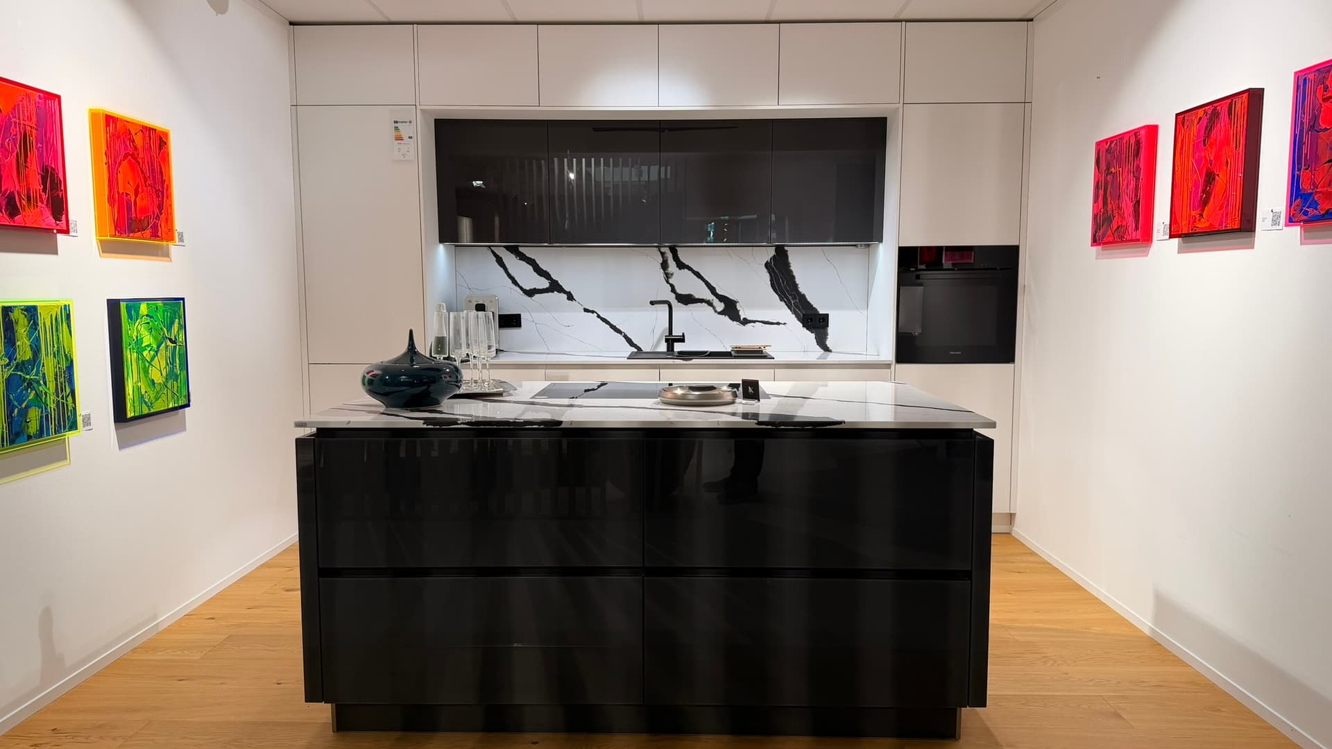 elementa Murano avec façades en verre et plan de travail en quartz, électroménager inclus — cuisine d'exposition chez Frey à Kandel
